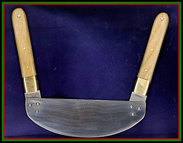 La Mezzaluna, 7 x 2.5″ blade with 6 inch long handles. The wood on the handles is Maple wood.